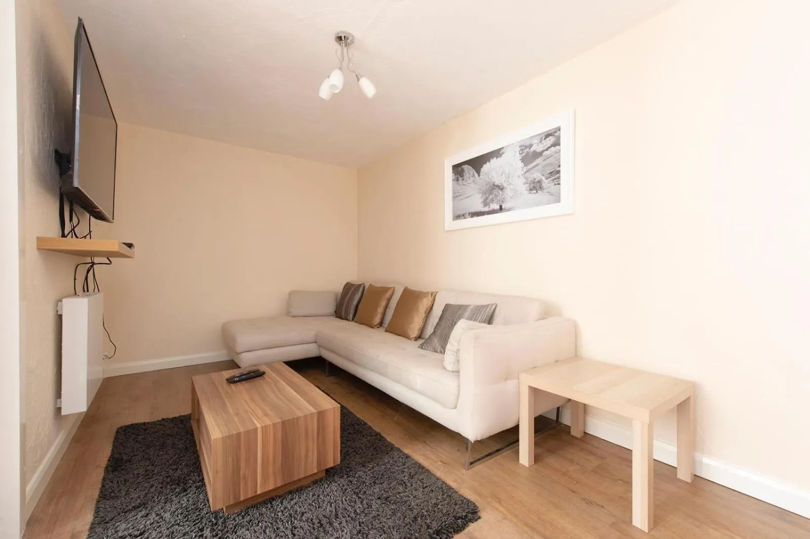 Lovely 5 Bed House With 8 Beds In Thamesmead Thamesmead  0*, Thamesmead (Greater London)