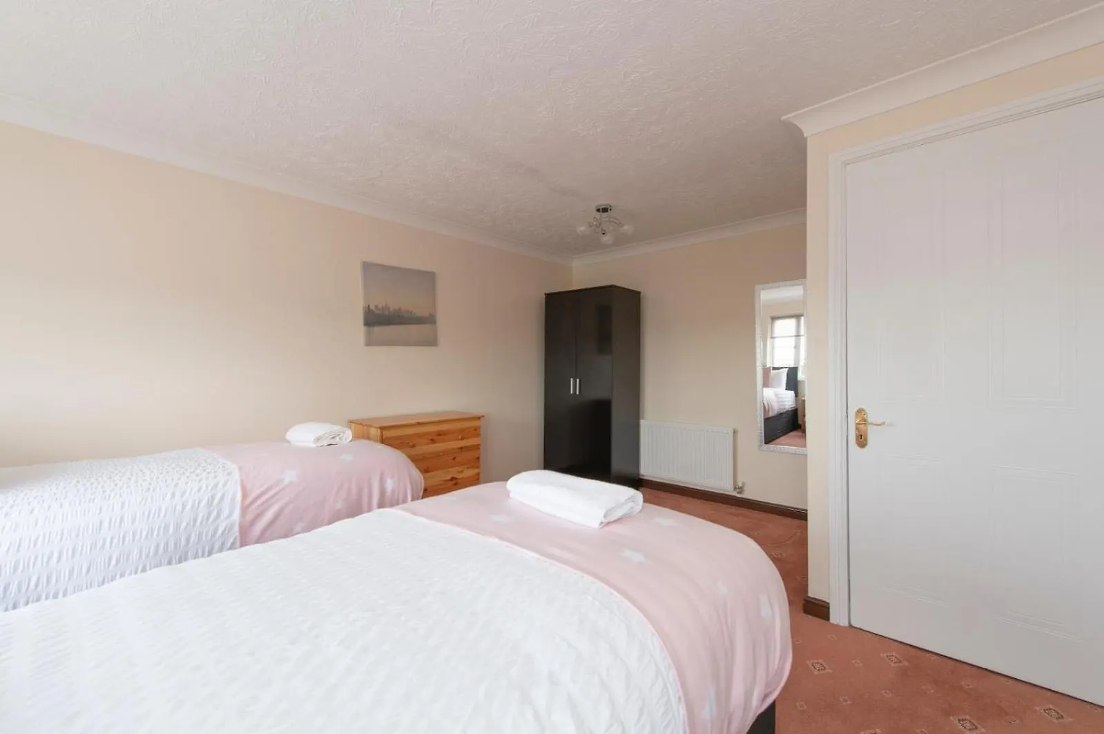 Apartment Lovely 5 Bed House With 8 Beds In Thamesmead Thamesmead  United Kingdom