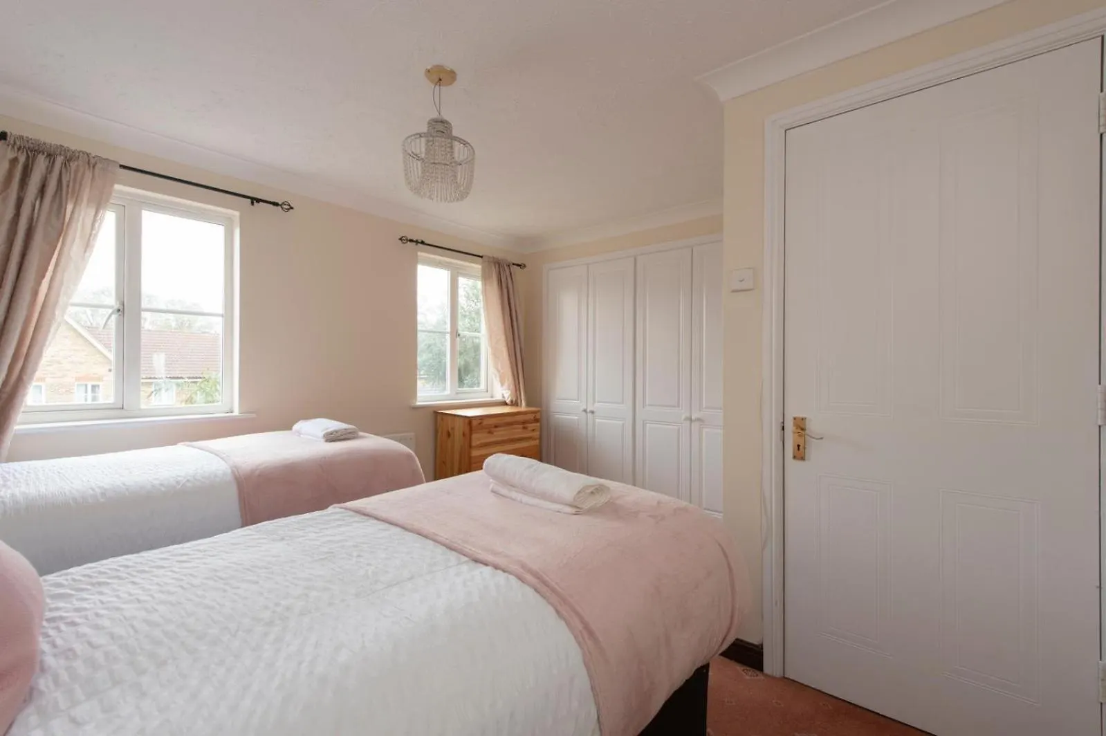 Lovely 5 Bed House With 8 Beds In Thamesmead Thamesmead  0*, Thamesmead (Greater London) United Kingdom