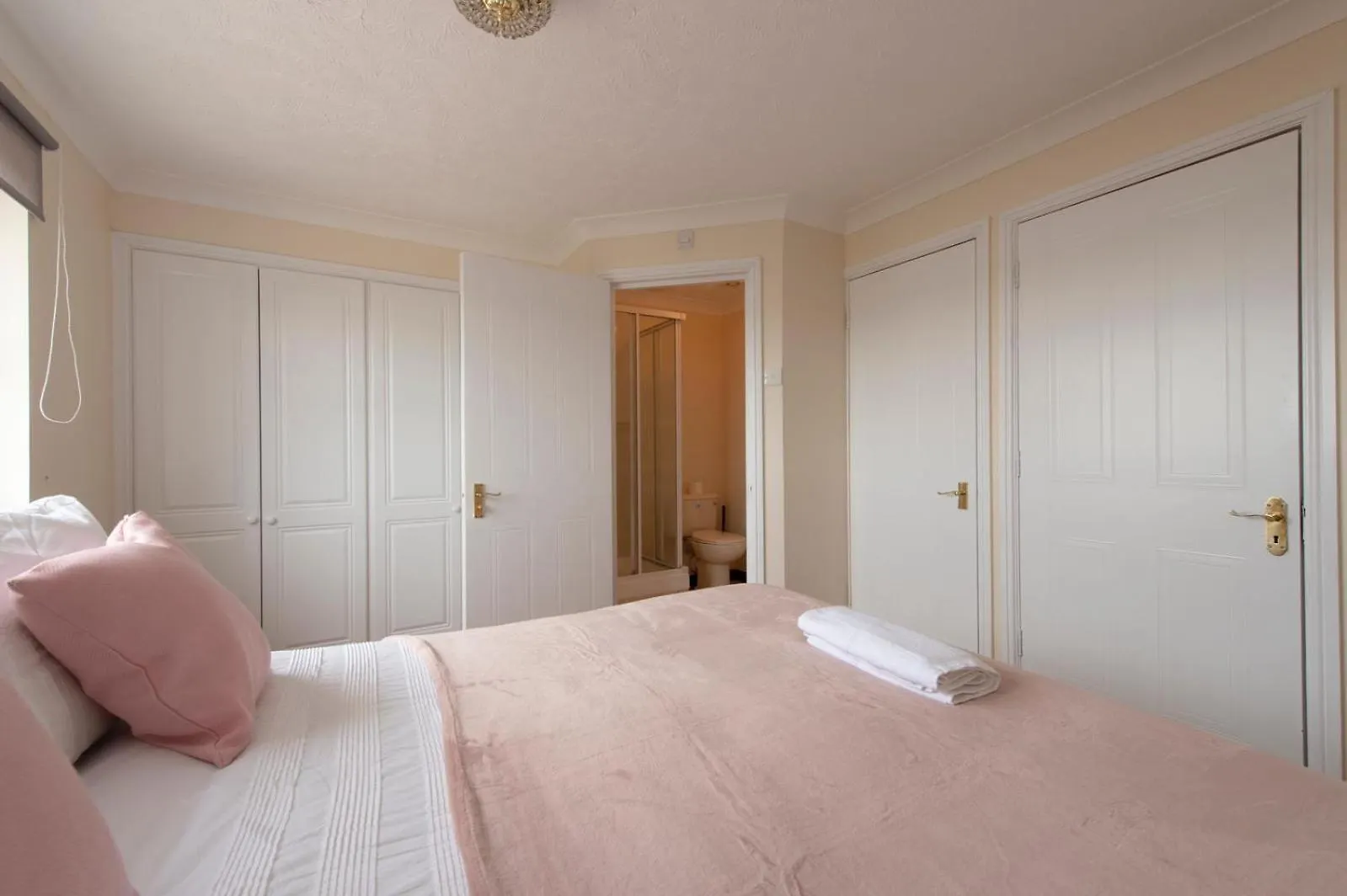 Lovely 5 Bed House With 8 Beds In Thamesmead Thamesmead  Apartment