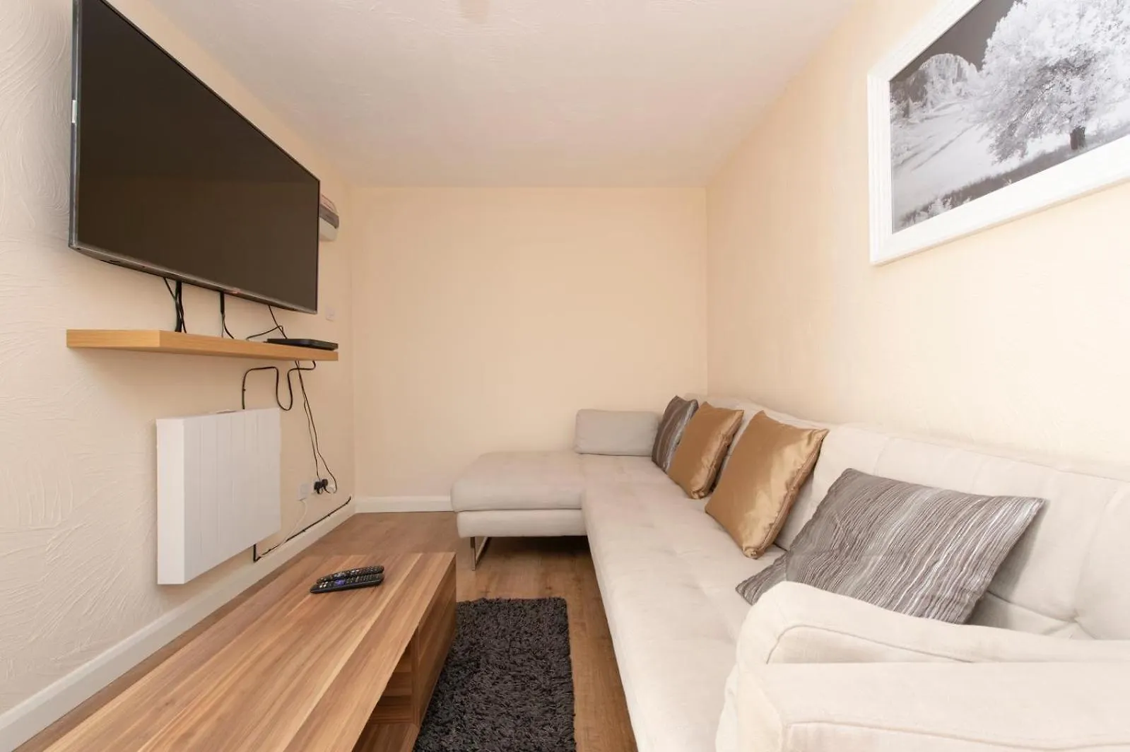 Apartment Lovely 5 Bed House With 8 Beds In Thamesmead Thamesmead  United Kingdom