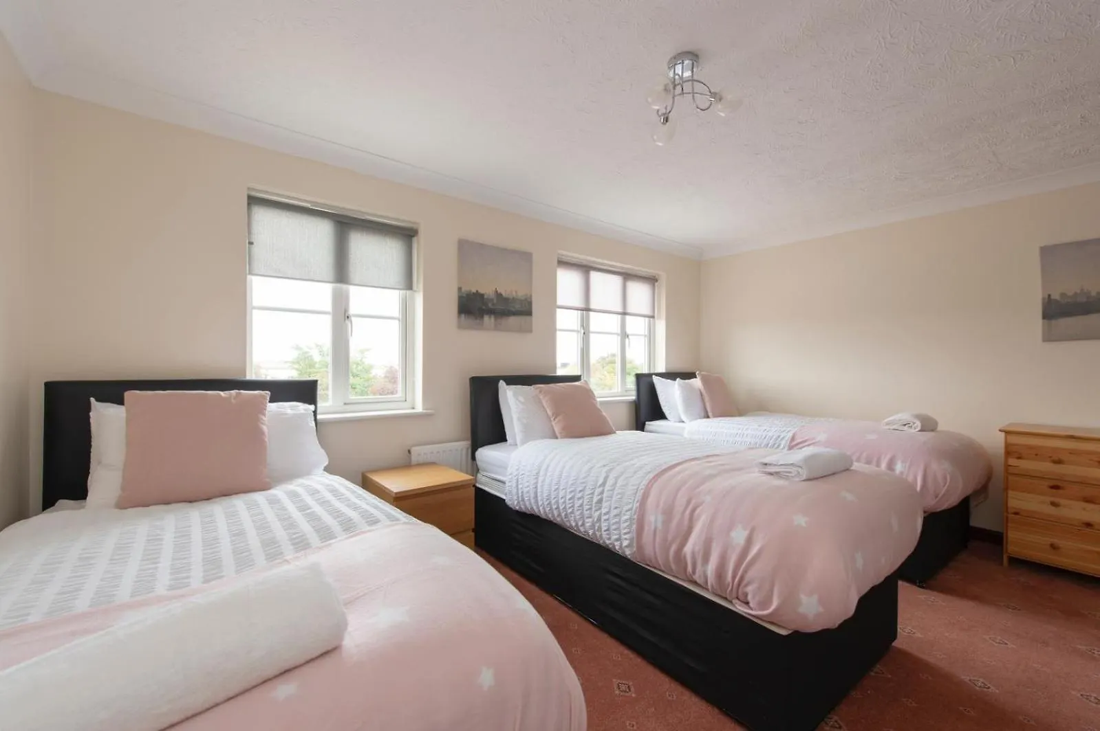 Lovely 5 Bed House With 8 Beds In Thamesmead Thamesmead  0*, Thamesmead (Greater London)
