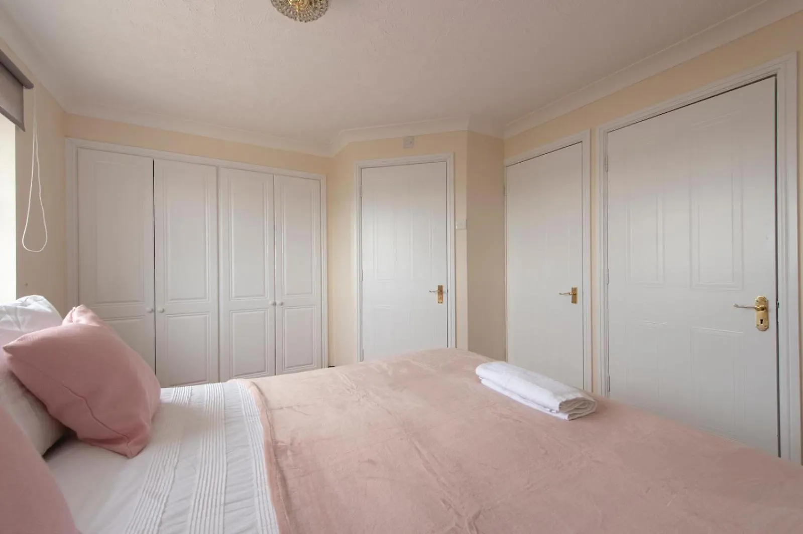 Lovely 5 Bed House With 8 Beds In Thamesmead Thamesmead  0*, Thamesmead (Greater London)