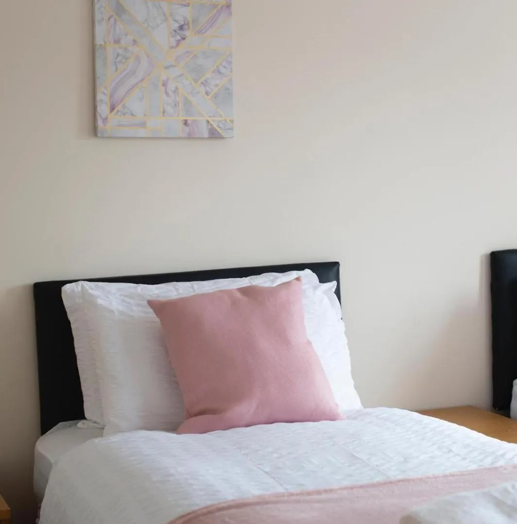 Lovely 5 Bed House With 8 Beds In Thamesmead Thamesmead