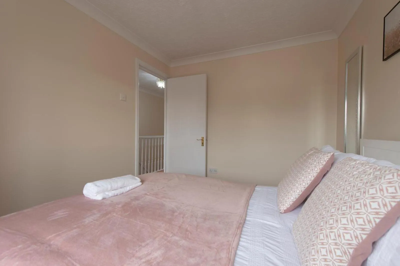 Apartment Lovely 5 Bed House With 8 Beds In Thamesmead Thamesmead  United Kingdom