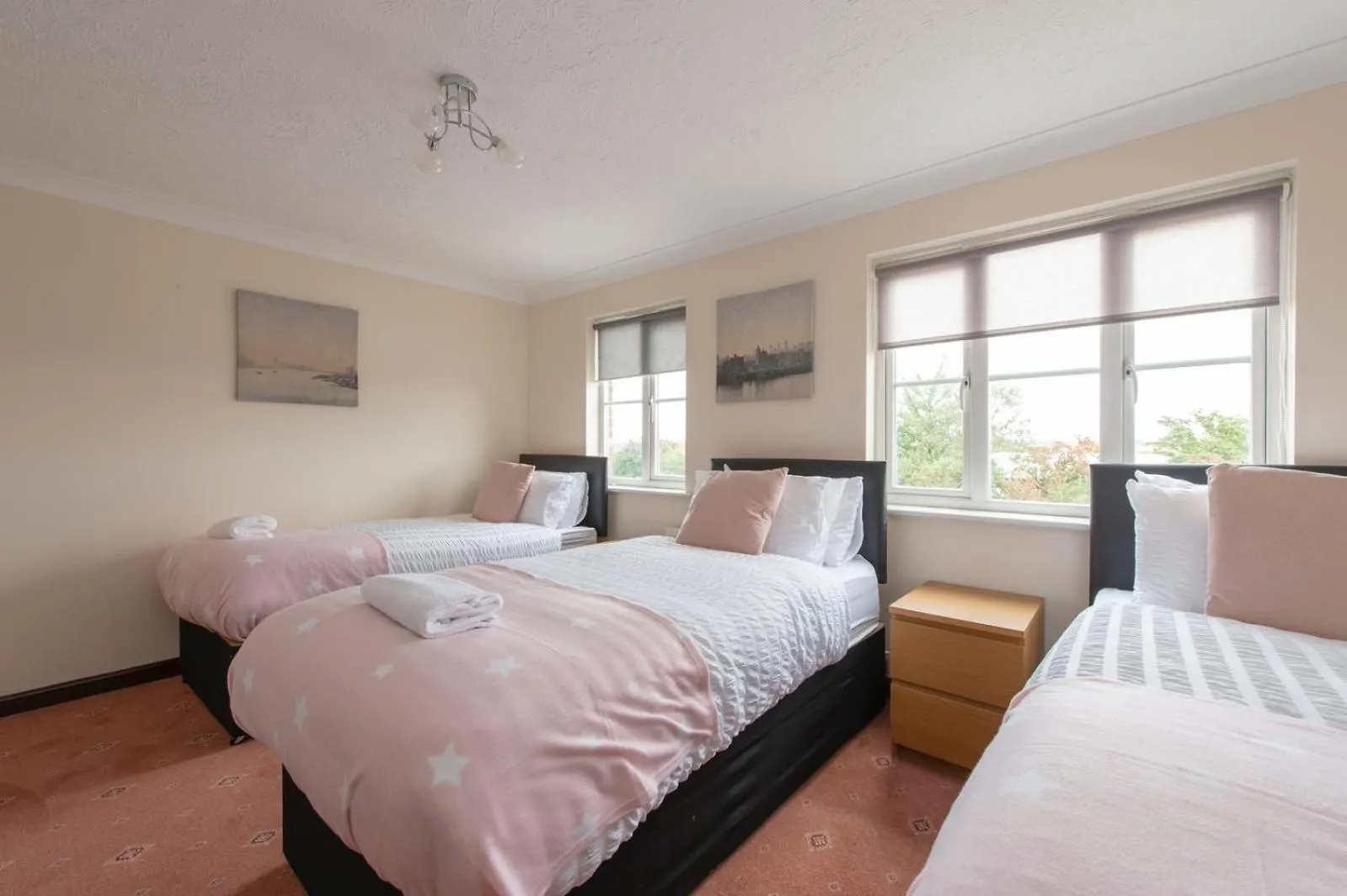 Lovely 5 Bed House With 8 Beds In Thamesmead Thamesmead  0*, Thamesmead (Greater London)