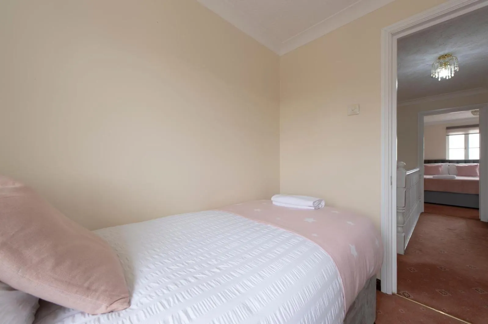 Lovely 5 Bed House With 8 Beds In Thamesmead Thamesmead  Apartment