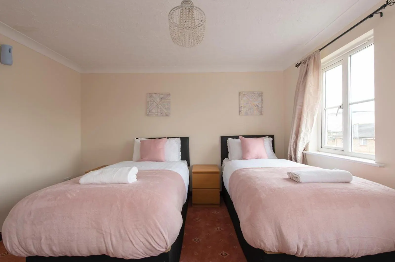 Lovely 5 Bed House With 8 Beds In Thamesmead Thamesmead  Wielka Brytania