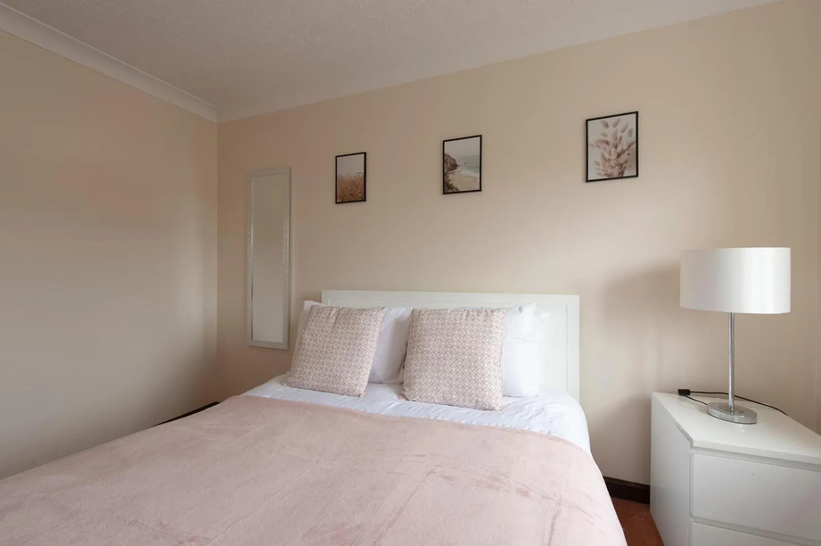 Lovely 5 Bed House With 8 Beds In Thamesmead Thamesmead  Apartament Thamesmead (Greater London)