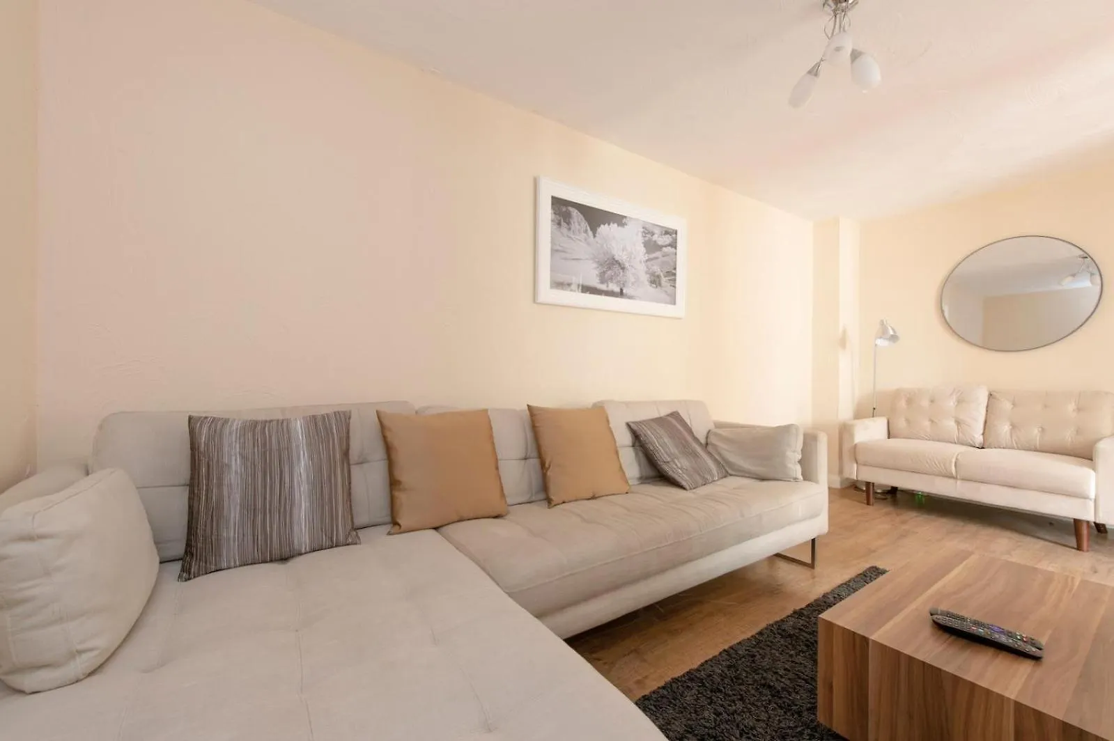 Apartament Lovely 5 Bed House With 8 Beds In Thamesmead Thamesmead  Wielka Brytania