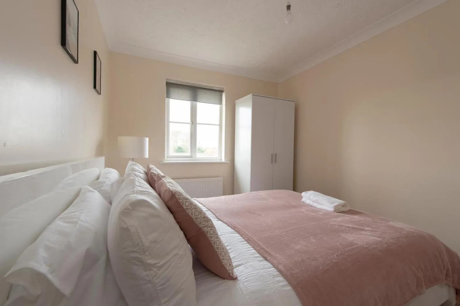 Lovely 5 Bed House With 8 Beds In Thamesmead Thamesmead  0*, Thamesmead (Greater London)