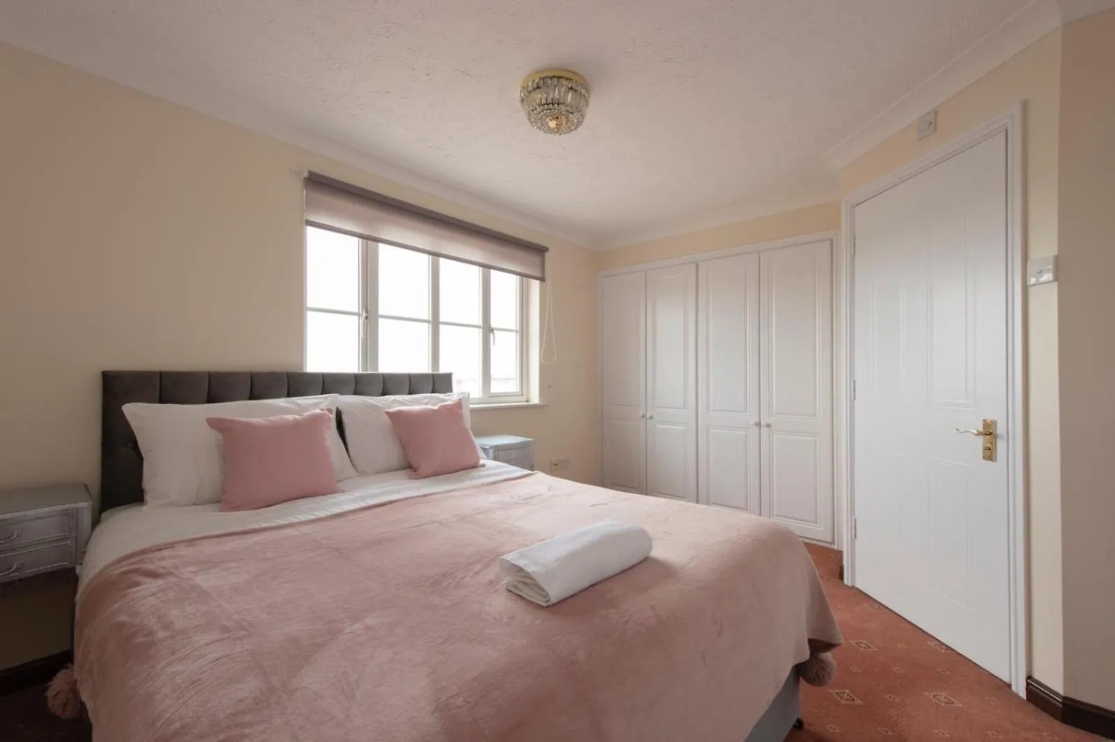 Lovely 5 Bed House With 8 Beds In Thamesmead Thamesmead  Apartament