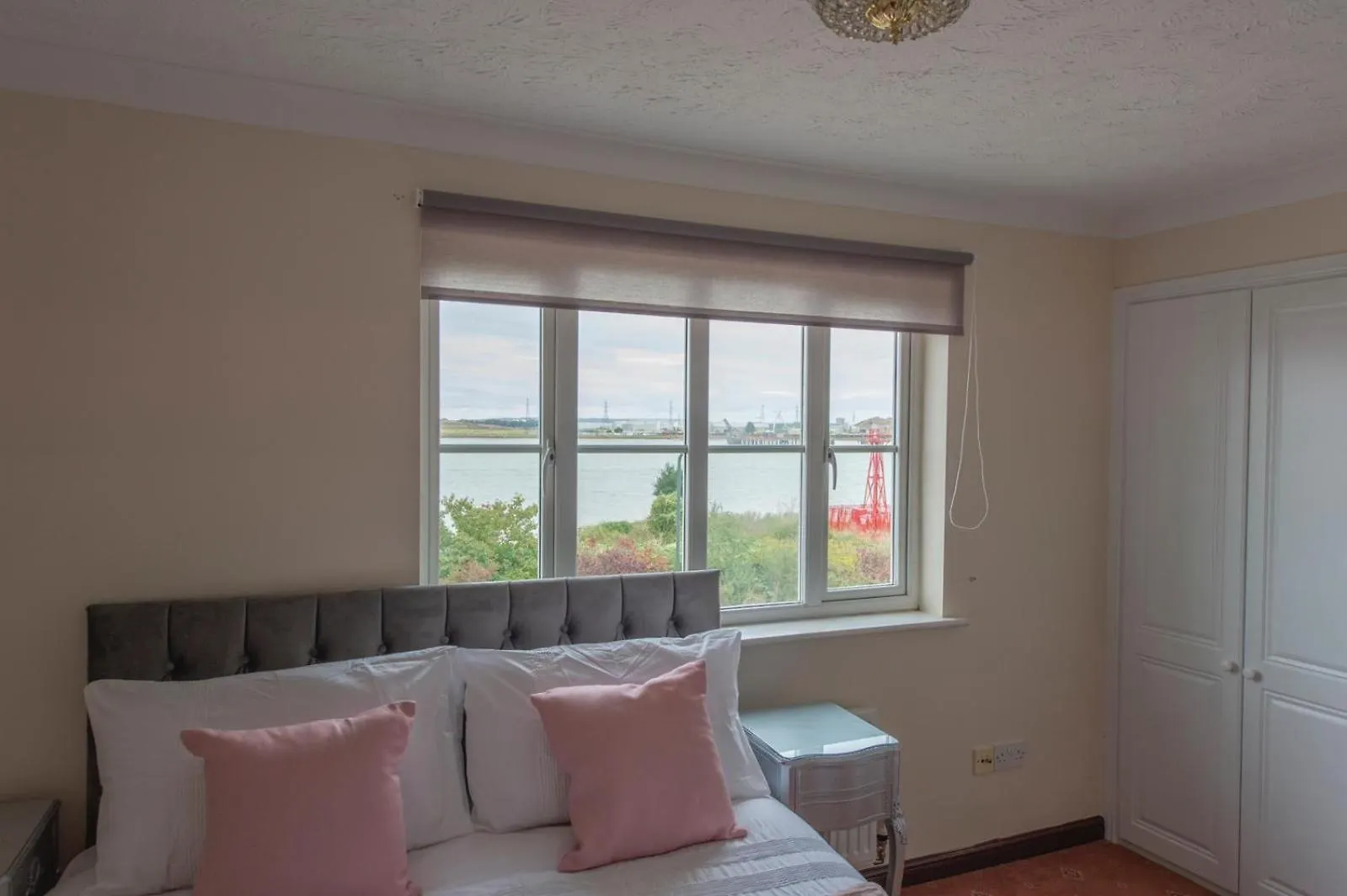Lovely 5 Bed House With 8 Beds In Thamesmead Thamesmead  Apartament